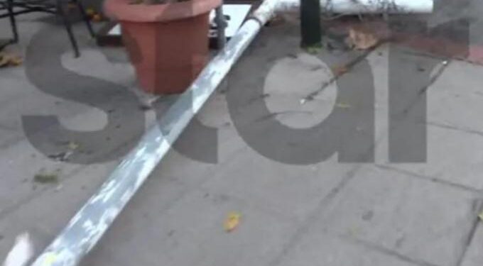 Ξεκόλλησε ο σταυρός φαρμακείου και έπεσε πάνω στο κεφάλι 15χρονης μαθήτριας (video)