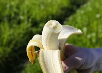 Πώς λέγονται τα «νήματα» της μπανάνας και γιατί αξίζει να τα τρώμε