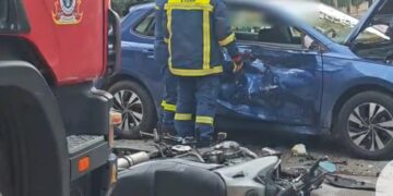 Σοβαρό τροχαίο πριν από λίγο: Μοτοσικλέτα έπεσε πάνω σε αυτοκίνητο που φέρεται να «έκαψε» STOP (video)