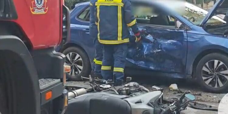 Σοβαρό τροχαίο πριν από λίγο: Μοτοσικλέτα έπεσε πάνω σε αυτοκίνητο που φέρεται να «έκαψε» STOP (video)