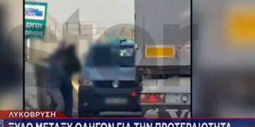 Άγριο ξύλο μεταξύ οδηγών για την… προτεραιότητα – Βρισιές, κλωτσιές και μπουνιές στη μέση του δρόμου (video)