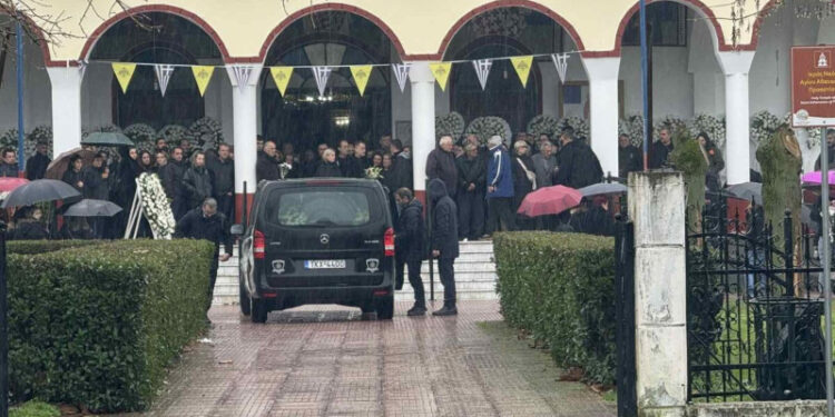 Alldaynews.gr Συγγενείς και φίλοι αποχαιρετούν την 56χρονη Σταυρούλα που χάθηκε στο μεροκάματο του θανάτου στο εργοστάσιο της «Βιολάντα»