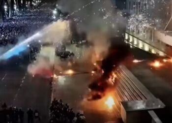 Χάος στα Αλβανία: Σοβαρά επεισόδια με μολότοφ και τραυματίες στα Τίρανα – Στο “στόχαστρo” γραφεία του Έντι Ράμα, πέντε αστυνομικοί με εγκαύματα (video)