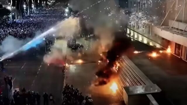 Alldaynews.gr Χάος στα Αλβανία: Σοβαρά επεισόδια με μολότοφ και τραυματίες στα Τίρανα – Στο “στόχαστρo” γραφεία του Έντι Ράμα, πέντε αστυνομικοί με εγκαύματα (video)