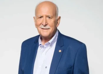 ΕΚΤΑΚΤΟ: Πέθανε ο Γιώργος Παπαδάκης – Τα πρώτα βήματα στη δημοσιογραφία και το «Καλημέρα Ελλάδα»