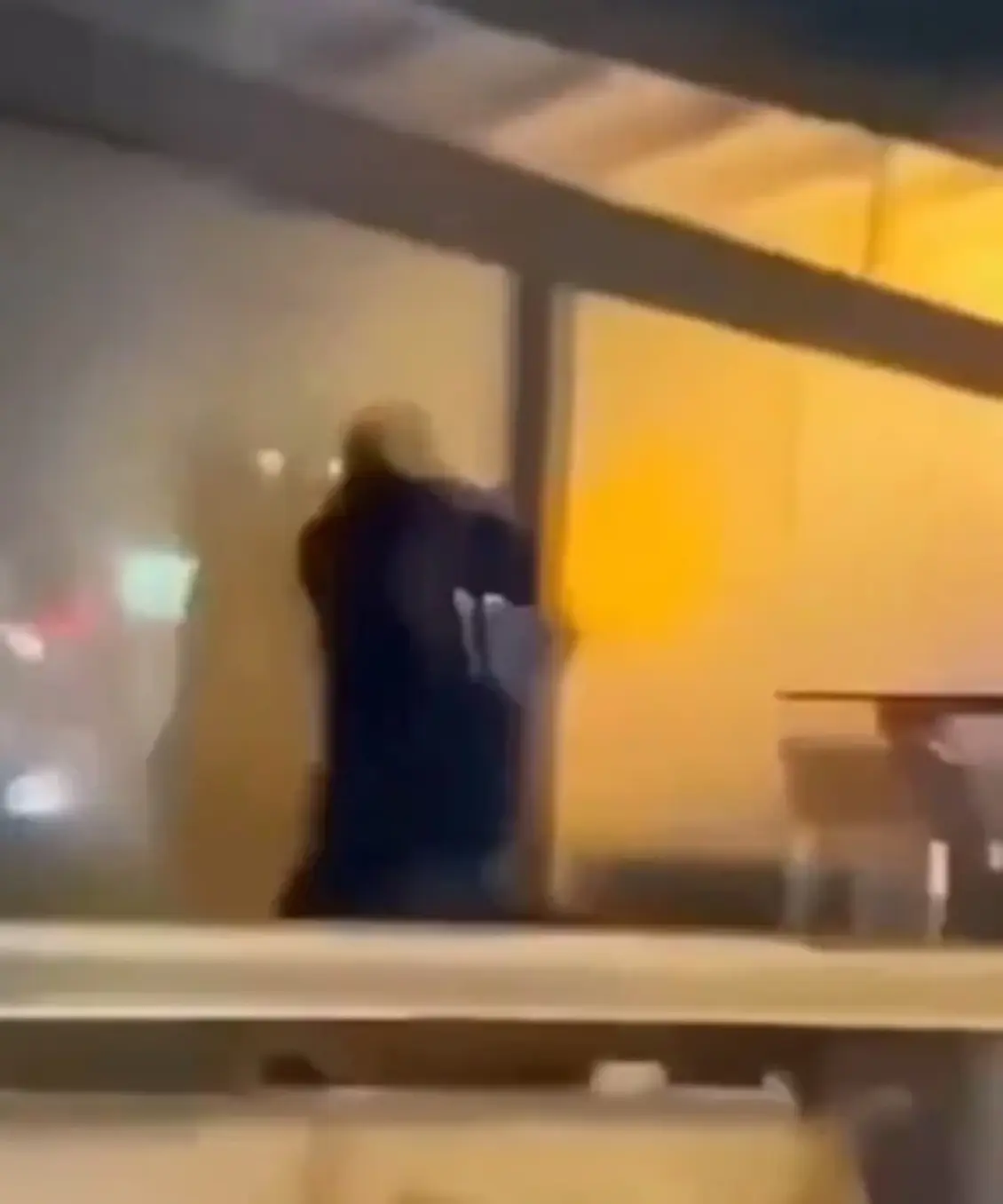 Alldaynews.gr crans-montana-bar-andras-prospathei-na-anoixi-porta_jpg