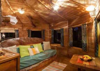 Το ζευγάρι που έφτιαξε το ωραιότερο δεντρόσπιτο στην Ελλάδα και έχει τρελάνει το Airbnb (ΦΩΤΟ)