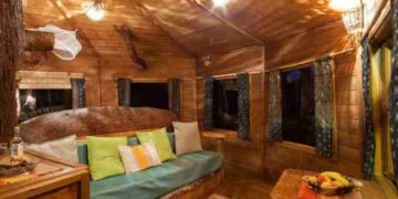 Alldaynews.gr Το ζευγάρι που έφτιαξε το ωραιότερο δεντρόσπιτο στην Ελλάδα και έχει τρελάνει το Airbnb (ΦΩΤΟ)