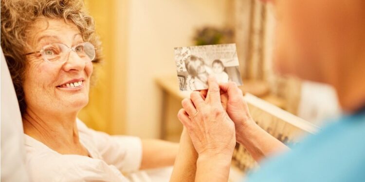 Πώς ξεκινάει η άνοια; Τα πρώτα σημάδια που χρειάζονται προσοχή
