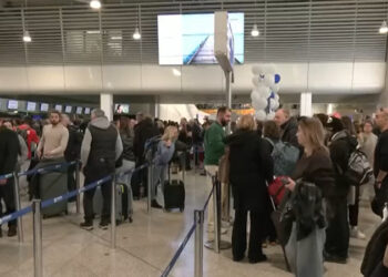 Χάος στο «Ελευθέριος Βενιζέλος»: Καθηλωμένα αεροπλάνα, μεγάλες καθυστερήσεις και ταλαιπωρία για χιλιάδες επιβάτες