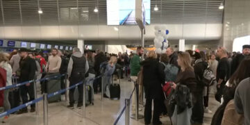 Alldaynews.gr Χάος στο «Ελευθέριος Βενιζέλος»: Καθηλωμένα αεροπλάνα, μεγάλες καθυστερήσεις και ταλαιπωρία για χιλιάδες επιβάτες