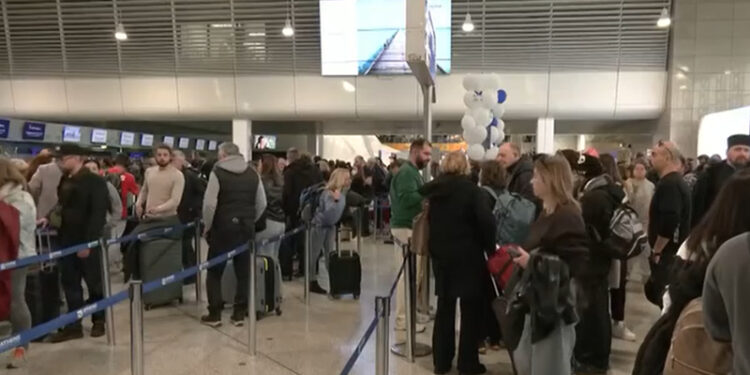 Χάος στο «Ελευθέριος Βενιζέλος»: Καθηλωμένα αεροπλάνα, μεγάλες καθυστερήσεις και ταλαιπωρία για χιλιάδες επιβάτες