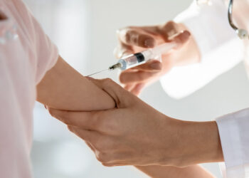 Σε έξαρση η υπεργρίπη: Πότε αναμένεται οι κορύφωση – Τι πρέπει να κάνουμε εάν εμφανίσουμε συμπτώματα