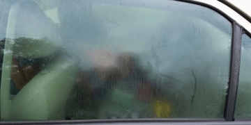 Καθηγήτρια έκανε σεξ με 14χρονο μαθητή μέσα στο αυτοκίνητο, ενώ στο πίσω κάθισμα βρίσκονταν δυο ακόμη ανήλικοι