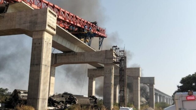 Αδιανόητη τραγωδία: Γερανός κατέρρευσε και έπεσε σε τρένο γεμάτο κόσμο, τουλάχιστον 22 νεκροί  – Δεκάδες τραυματίες (video)