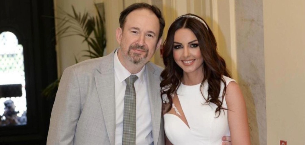 Η αφορμή ήταν ο πρόσφατος χωρισμός του από τη σύζυγό του, Ελένη Κολτζή, ωστόσο πίσω από την τάση κρύβεται ένα βαθύτερο ερώτημα που συνοδεύει τον Γιάννη Παπαμιχαήλ εδώ και χρόνια, το πώς έχει επιλέξει να πορευτεί επαγγελματικά κουβαλώντας ένα από τα βαρύτερα επώνυμα της ελληνικής showbiz.