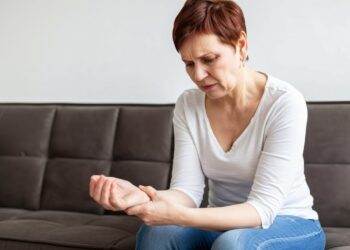 Ουρικό οξύ: Τα 5 σημάδια που δείχνουν αυξημένα επίπεδα στο σώμα – 3 απλά βήματα για τη μείωσή του με φυσικό τρόπο