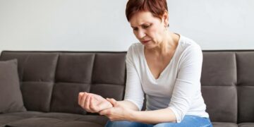 Ουρικό οξύ: Τα 5 σημάδια που δείχνουν αυξημένα επίπεδα στο σώμα – 3 απλά βήματα για τη μείωσή του με φυσικό τρόπο