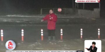 Το τερμάτισε ρεπόρτερ στη Ραφήνα: Τον «χτυπάει» το κύμα αλλά συνεχίζει ακάθεκτος (video)