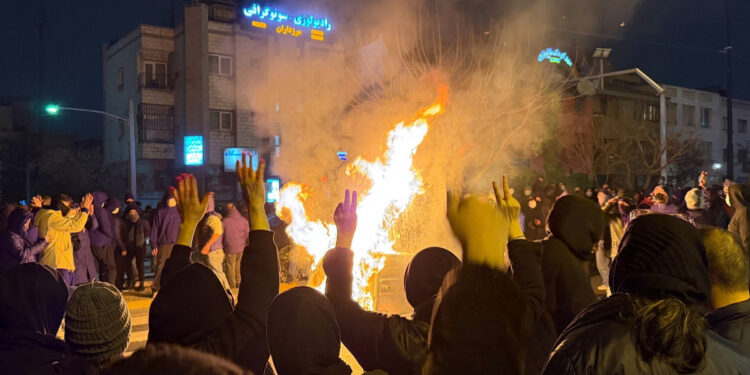 «Διαδηλωτές σκοτώνονται εξ επαφής, πτώματα στοιβάζονται σε σάκους» στο Ιράν – Σκληρή καταστολή και «γρήγορες» δίκες (video)