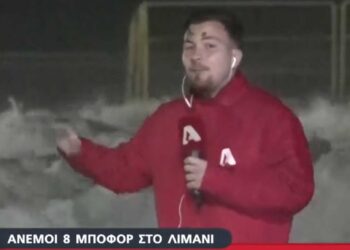 Το τερμάτισε ρεπόρτερ: Τον «χτυπάει» το κύμα αλλά συνεχίζει ακάθεκτος (video)
