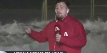 Το τερμάτισε ρεπόρτερ: Τον «χτυπάει» το κύμα αλλά συνεχίζει ακάθεκτος (video)
