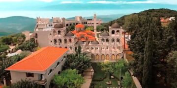 Tο μεγαλύτερο καμπαναριό του κόσμου βρίσκεται στην Ελλάδα και ακούγεται στα 100 χιλιόμετρα