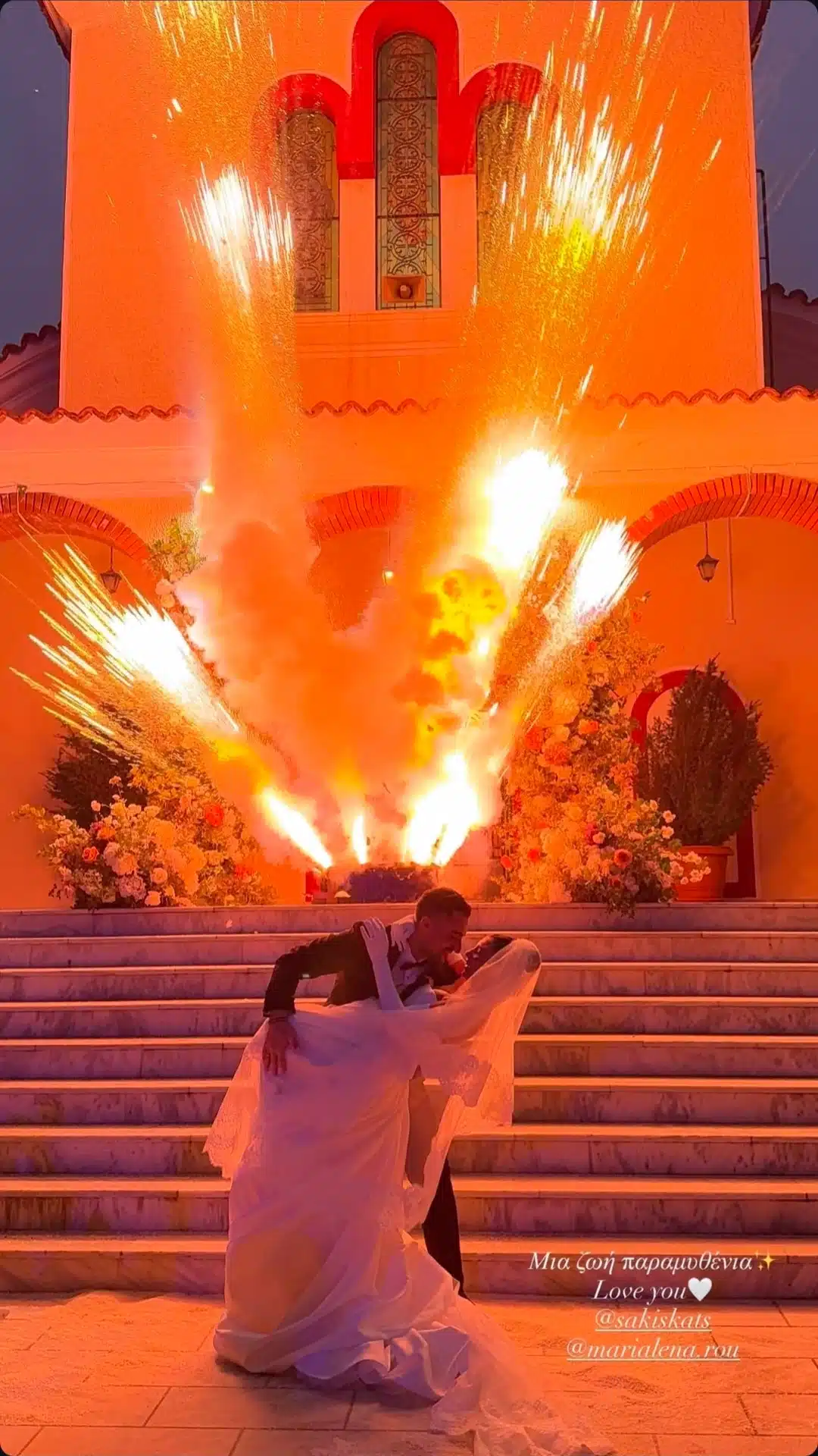 Παντρεύτηκαν Σάκης Κατσούλης και Μαριαλένα Ρουμελιώτη – Οι πρώτες εικόνες από τον γάμο των πρώην παικτών του «Survivor» 1 katsoulis 1