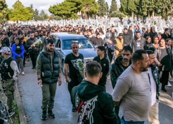 Το τελευταίο «αντίο» στον 30χρονο που ξυλοκοπήθηκε μέχρι θανάτου – Σπαραγμός στην κηδεία του (video)