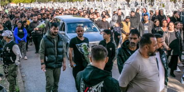 Το τελευταίο «αντίο» στον 30χρονο που ξυλοκοπήθηκε μέχρι θανάτου – Σπαραγμός στην κηδεία του (video)