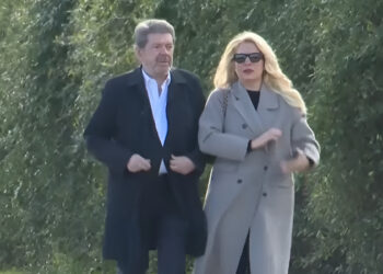 Ελένη Μενεγάκη – Γιάννης Λάτσιος: Μαζί στο τελευταίο «αντίο» στον Γιώργο Παπαδάκη