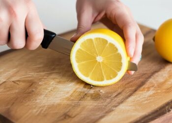 Βάζοντας μια φέτα λεμονιού στον σβηστό φούρνο: Σε τι χρησιμεύει και πότε να το κάνετε