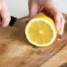 Βάζοντας μια φέτα λεμονιού στον σβηστό φούρνο: Σε τι χρησιμεύει και πότε να το κάνετε