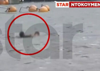 ΕΚΤΑΚΤΟ: Νεκρός ο λιμενικός που ανασύρθηκε από την θάλασσα – Χτύπησε το κεφάλι του στα βράχια κατά την πτώση (video)