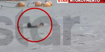 ΕΚΤΑΚΤΟ: Νεκρός ο λιμενικός που ανασύρθηκε από την θάλασσα – Χτύπησε το κεφάλι του στα βράχια κατά την πτώση (video)