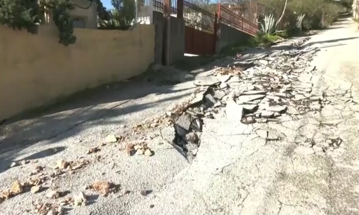 Σοβαρές ζημιές προκάλεσε η κακοκαιρία στην Παιανία, με τον δρόμο έξω από το σπίτι της Μαίρης Χρονοπούλου να έχει κυριολεκτικά ανοίξει στα δύο, αφήνοντας κατοίκους εγκλωβισμένους.