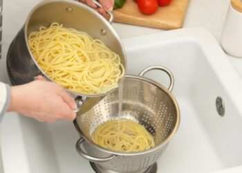 Γιατί δεν πρέπει να στραγγίζετε τα μακαρόνια στο νεροχύτη -Το λάθος που κάνουν οι περισσότεροι