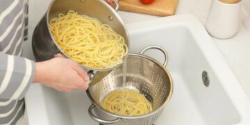 Γιατί δεν πρέπει να στραγγίζετε τα μακαρόνια στο νεροχύτη -Το λάθος που κάνουν οι περισσότεροι