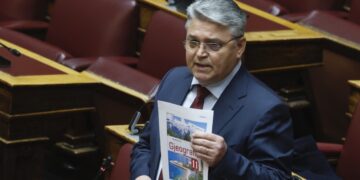 Σχολικά βιβλία Αλβανίας: Σφοδρή αντιπαράθεση στη Βουλή για αλυτρωτικές αναφορές – Η απάντηση του υφυπουργού Εξωτερικών