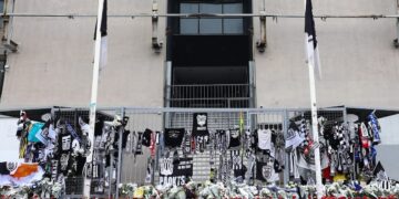 «Ράγισαν» καρδιές στις κηδείες των νεκρών φιλάθλων του ΠΑΟΚ – Όλα τα νεότερα για την κρίσιμη μάχη του 20χρονου