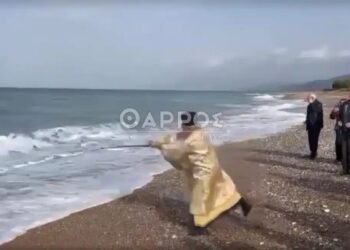 Ιερέας έριξε τον Σταυρό στη θάλασσα με καλάμι ψαρέματος