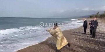 Ιερέας έριξε τον Σταυρό στη θάλασσα με καλάμι ψαρέματος