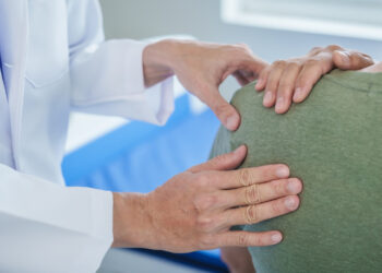 Νέα πιθανή θεραπευτική προσέγγιση για τη νόσο Πάρκινσον – Πώς εξαπλώνεται από το έντερο στον εγκέφαλο