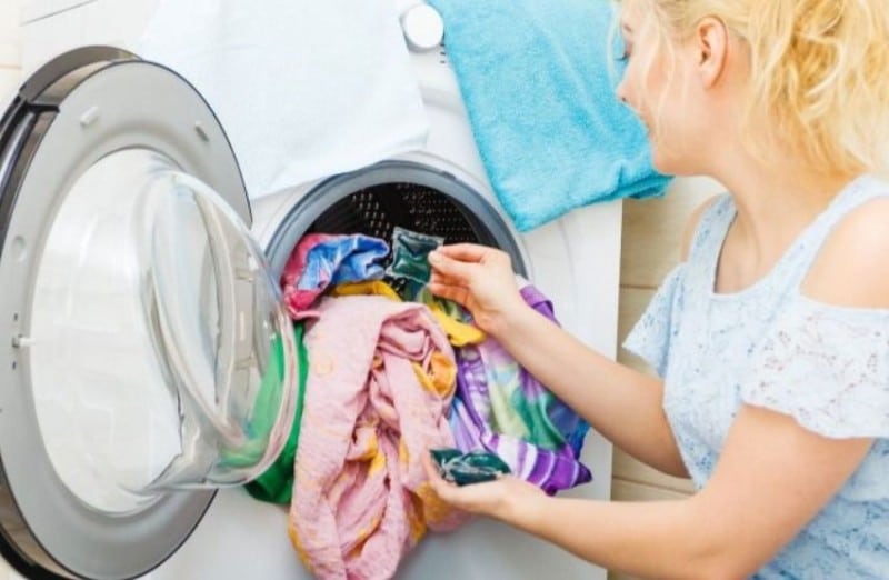 Λευκά ρούχα: Το μυστıκό του Σπύρου Σούλη για να παραμεiνουν αστραφτερά με 1 κiνηση 3