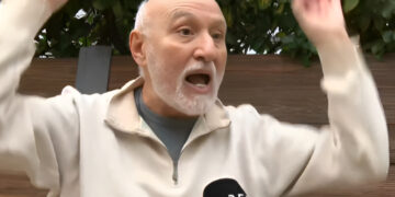 Alldaynews.gr Έξαλλος πολίτης στη Βάρη βάλλει κατά πάντων: «Άχρηστος δήμαρχος, άχρηστη κυβέρνηση! Μόνο Belharra και φανφάρες»