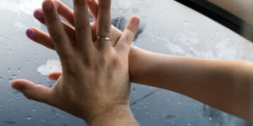 Καθηγήτρια έκανε σεξ με 14χρονο μαθητή μέσα στο αυτοκίνητο, ενώ στο πίσω κάθισμα βρίσκονταν δυο ακόμη ανήλικοι