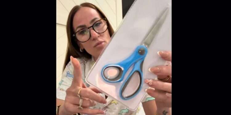 Το απλό κόλπο για να ανοίξετε μια πλαστική συσκευασία -Χωρίς να χρειαστείτε καν ψαλίδι (video)