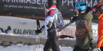 Κυριάκος Μητσοτάκης: Με τα χιονοπέδιλα στον ώμο πήγε στα Καλάβρυτα για σκι