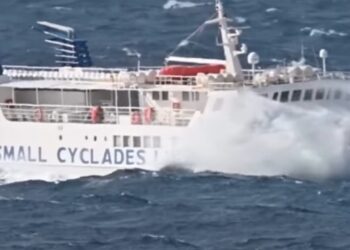 Κύματα «καταπίνουν» τον «Σκοπελίτη» που αψηφά τη θαλασσοταραχή (video)