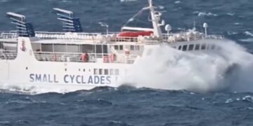 Κύματα «καταπίνουν» τον «Σκοπελίτη» που αψηφά τη θαλασσοταραχή (video)